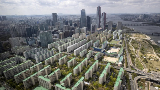 서울 63스퀘어 전망대에서 바라본 서울 시내 아파트의 모습. <연합뉴스>